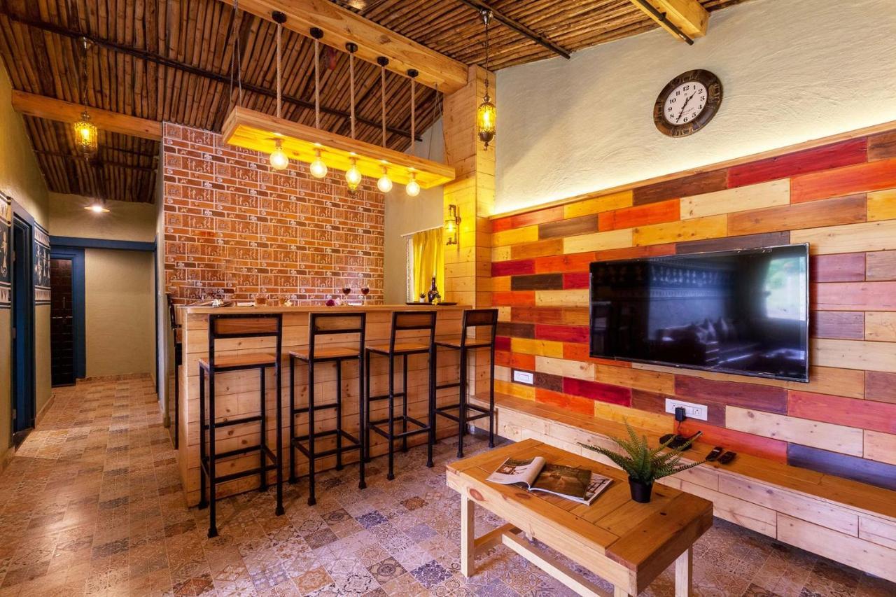Stayvista'S Ficus Farms - Mountain-View Haven With Rustic Artsy Interiors, Outdoor Pool, Glasshouse, Home Theatre & Karaoke Delight Igatpuri Exterior foto