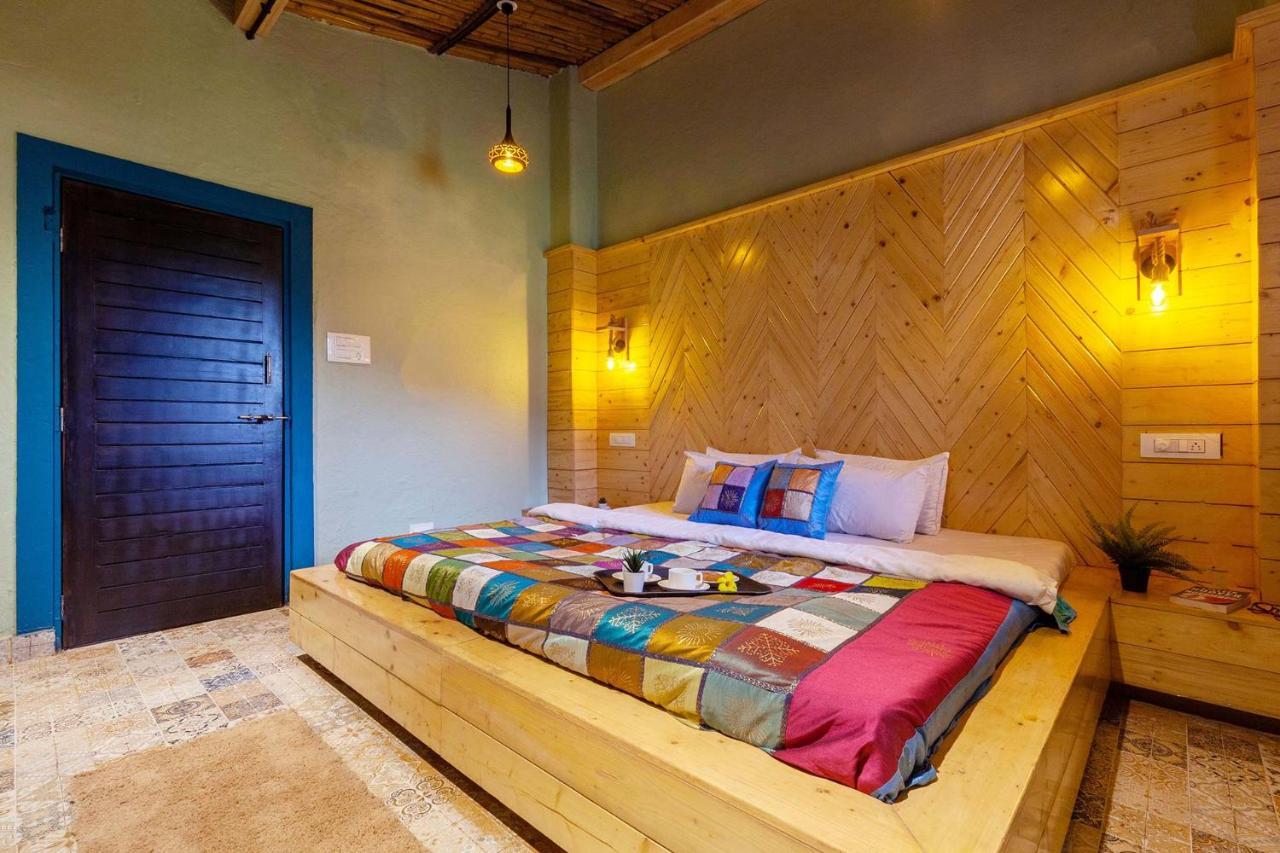 Stayvista'S Ficus Farms - Mountain-View Haven With Rustic Artsy Interiors, Outdoor Pool, Glasshouse, Home Theatre & Karaoke Delight Igatpuri Exterior foto